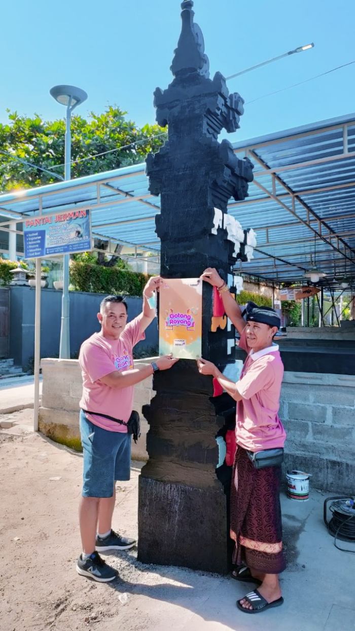 IOH – Masyarakat Bali Gotong Royong Bersih-Bersih Dan Bangun Gapura Di Pantai Jerman