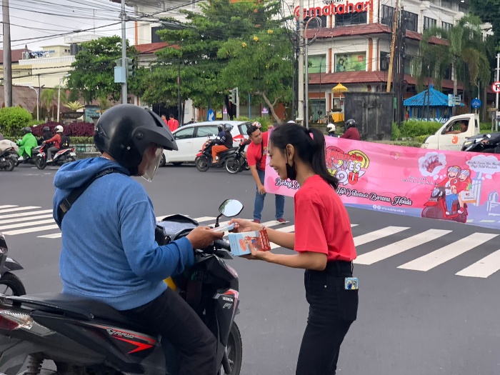 Astra Motor Bali Bagikan Ribuan Coklat Valentine Untuk Pengendara Honda