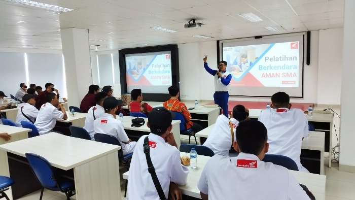 Berkendara Aman, 100 Siswa Lintas Kota Ikuti Edukasi Singkat Safety Riding di Astra Motor Bali