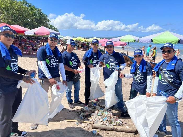 IRC Tire Gandeng HPCI Bersih-Bersih Pantai Kuta