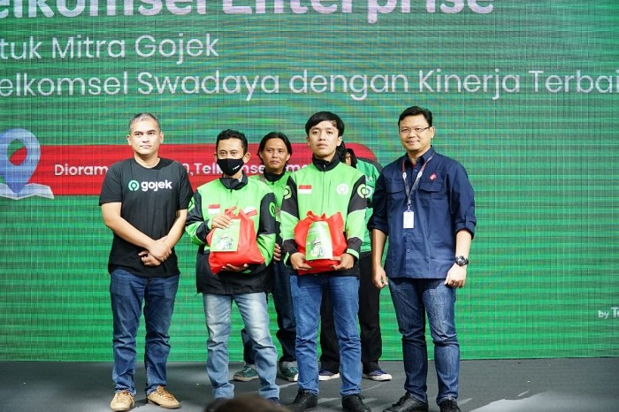 Rutin Beli Paket Internet Swadaya, 250 Pengemudi Transportasi Online Gojek Terima Paket Sembako dari Telkomsel