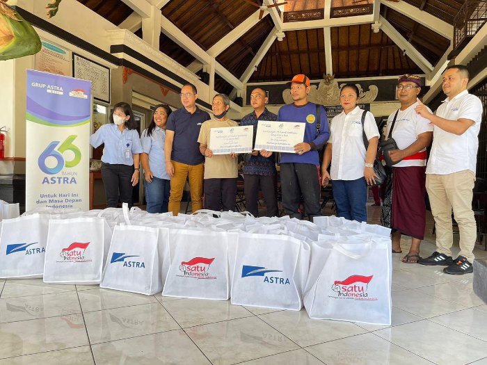 Grup Astra Bali Serahkan Sembako ke KBA Tegehsari dan Banjar Pulugambang di Denpasar