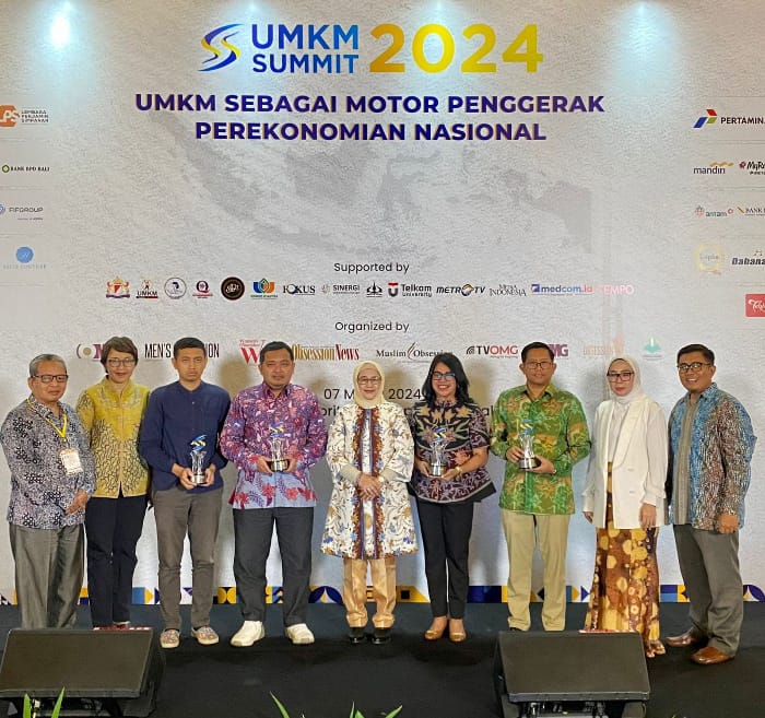JNE Raih Penghargaan Mitra UMKM di UMKM Summit Awards 2024