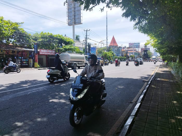 Naik Motor Saat Angin Kencang, Wajib Perhatikan Ini Agar Selalu #Cari_Aman
