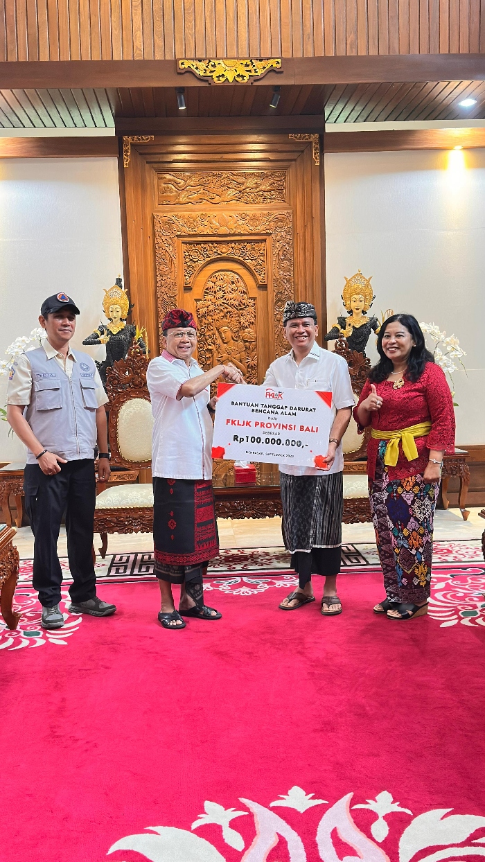 OJK dan FKLJK Bali Serahkan Donasi Bencana Banjir