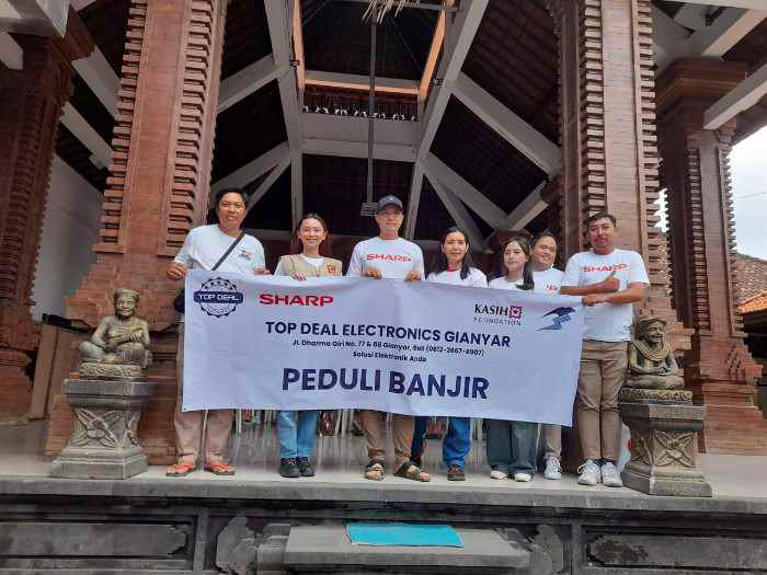 Sharp Serahkan Bantuan kepada Korban Banjir di Banjar Samping Buni Denpasar