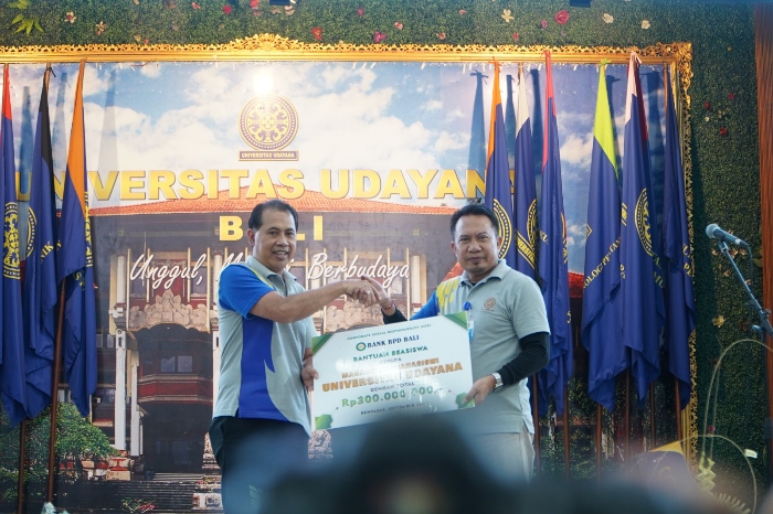 Dukung Generasi Berdaya Saing Global, Bank BPD Bali Serahkan Beasiswa untuk Mahasiswa Unud