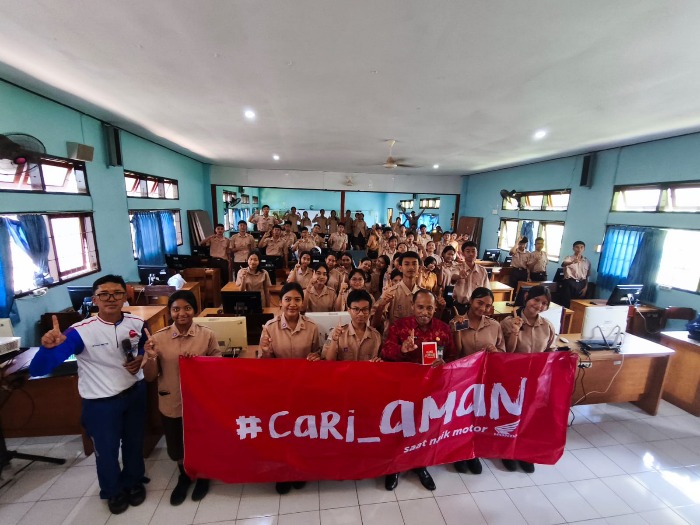 Ajak Siswa SMAN 1 Gianyar Belajar Safety Riding dengan Suasana Happy
