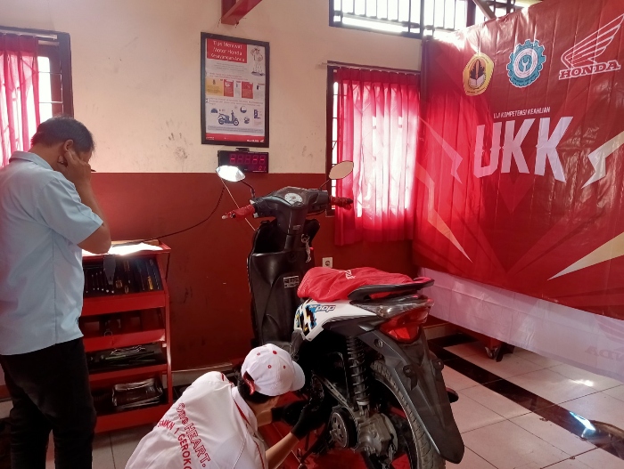 AMB Perkuat Kompetensi Siswa SMK Negeri 1 Gerokgak Lewat Uji Kompetensi Keahlian