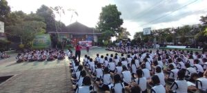 Duta Safety Riding SMANBARA Edukasi #Cari_Aman ke Siswa SMPN 2 Banjar