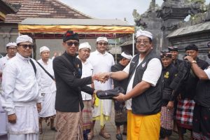 Telkomsel Perkuat Konektivitas dan Serahkan CSR untuk Pecalang di Upacara Ida Bethara Turun Kabeh Besakih