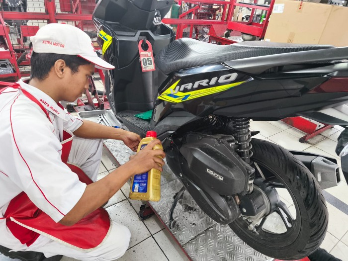 AMB Edukasi Pentingnya Takaran Oli Mesin yang Tepat untuk Sepeda Motor Honda