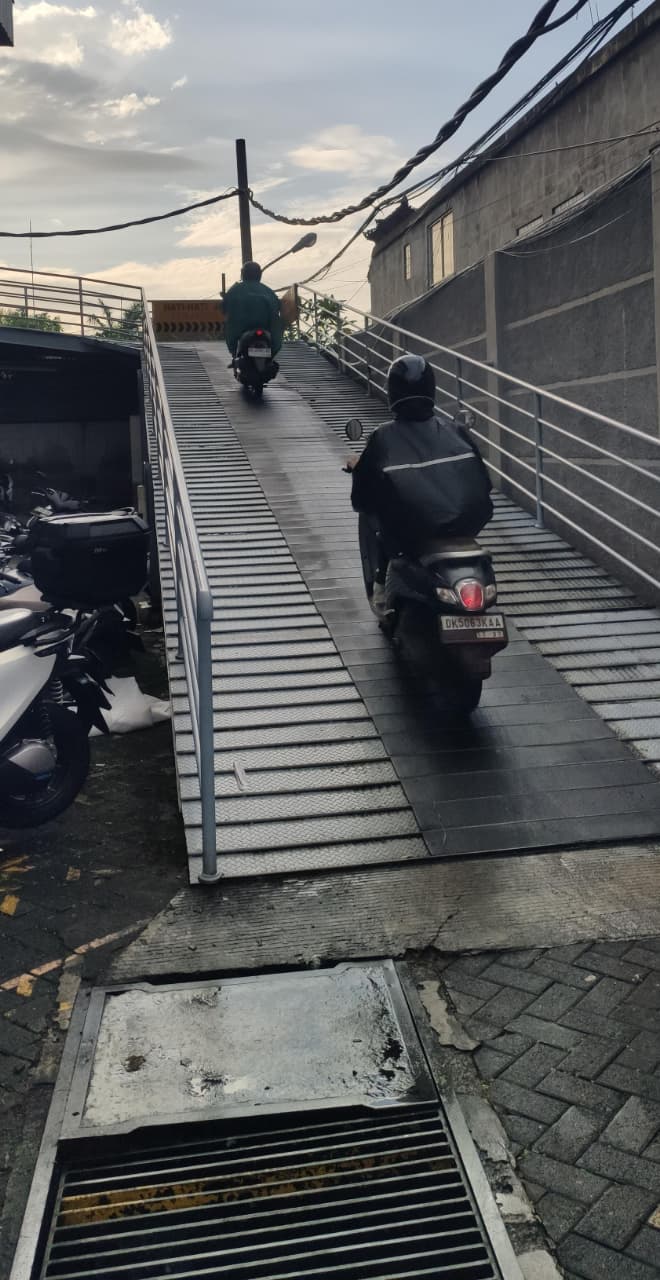 Tetap Tenang dan Cari_Aman Hadapi Turunan Parkiran Licin Saat Hujan dengan Skuter Matik