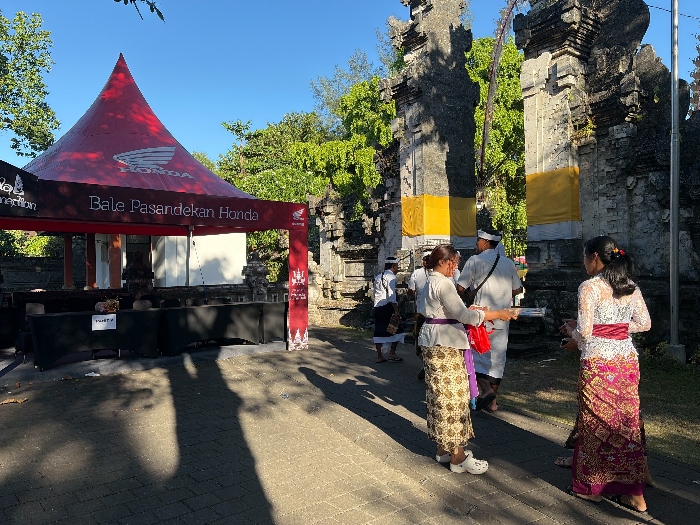Astra Motor Bali Jaga Tradisi dan Kenyamanan di Pura Sakenan