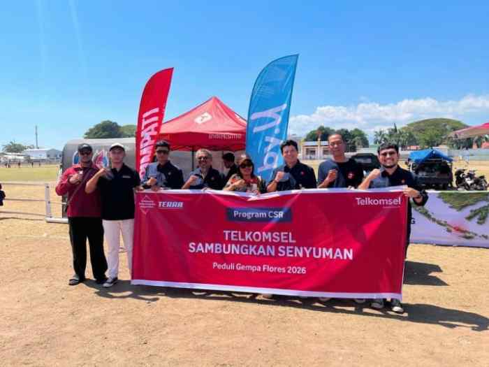 (Foto/ist) Telkomsel menyalurkan bantuan kemanusiaan kepada masyarakat terdampak gempa di sejumlah wilayah Flores, Nusa Tenggara Timur. Melalui semangat “Melayani Sepenuh Hati”, dukungan diberikan dalam bentuk bantuan logistik, layanan internet dan kartu Telkomsel, serta WiFi gratis untuk membantu memenuhi kebutuhan dasar sekaligus menjaga konektivitas masyarakat selama masa tanggap darurat dan pemulihan.