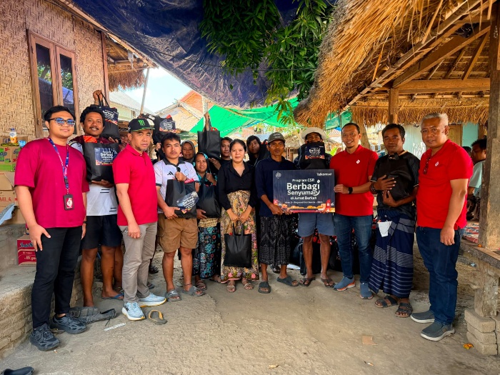 (Foto/ist) Telkomsel menyerahkan bantuan paket sembako kepada warga terdampak di Desa Adat Sade, Lombok Tengah, sebagai wujud kepedulian dan semangat Melayani Sepenuh Hati untuk membantu meringankan beban masyarakat.