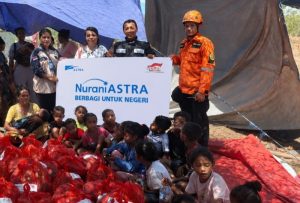 (Foto/ist) Masyarakat terdampak gempa bumi bersama relawan Nurani Astra mengikuti kegiatan penyaluran bantuan kebutuhan dasar berupa paket sembako di salah satu wilayah terdampak gempa bumi di Nusa Tenggara Timur, sebagai bagian dari dukungan Astra dalam membantu memenuhi kebutuhan masyarakat selama masa tanggap darurat.