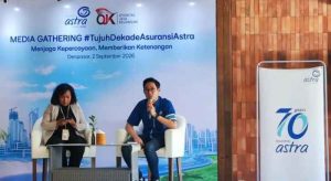 Tampak Asisten Manager Senior OJK Provinsi Bali, Della N Krey (kiri) dan Branch Manager Asuransi Astra Denpasar, Christian Andrien (kanan) saat diskusi bersama awak media di Bendega Restaurant, Denpasar, pada Rabu (2/9/2026).