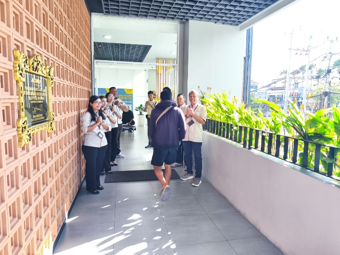 Tampak suasana saat Adira Finance menyambut Hari Pelanggan Nasional (HARPELNAS) 2026 dengan salah satu programnya yakni “Adira Menyapa Sahabat”, yang menghadirkan jajaran Direksi dan Manajemen Adira Finance untuk menyapa dan berinteraksi secara langsung dengan pelanggan.