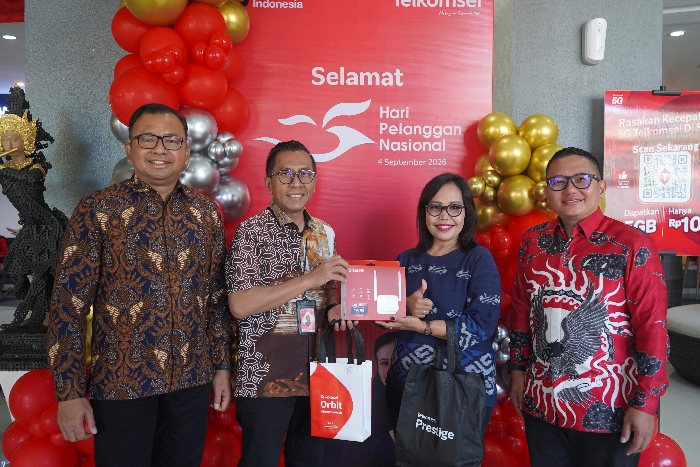 Telkomsel Menyapa Pelanggan (1) s.d (7) Vice President Consumer Business Area Jawa Bali Telkomsel, Muharlis, bersama jajaran manajemen Telkomsel Regional Bali Nusra menyapa dan berdialog langsung dengan pelanggan di GraPARI Renon Denpasar, Jumat (4/9/2026), dalam rangka memperingati Hari Pelanggan Nasional 2026. Melalui semangat “Sepenuh Hati, Memahami”, Telkomsel mendengarkan pengalaman dan aspirasi pelanggan sebagai bagian dari komitmen untuk terus menghadirkan layanan yang semakin mudah, relevan, dan dekat dengan kebutuhan masyarakat.