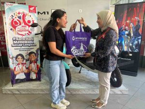 Jaringan sepeda motor Honda menghadirkan berbagai kegiatan spesial bersama konsumen dalam menyambut Hari Pelanggan Nasional pada Jumat (4/9/2026). Rangkaian kebersamaan konsumen hadir melalui kegiatan city rolling, pemberian bingkisan menarik hingga donor darah secara gratis di jaringan dealer sepeda motor Honda.