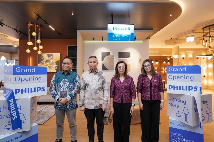 Peresmian Philips Lighting Store Denpasar bersama (ki-ka) Burhan Noor Sahid, Head of Marketing Consumer, Signify Commercial Indonesia, Dedy Bagus Pramono, President Director, Signify Commercial Indonesia, Fesialina, Director of Atika Mandiri, Alessandra Fessilia Aldy, Director of Atika Kencana Mandiri.