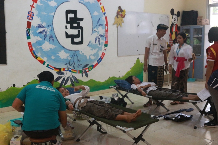 (Foto/ist) Kegiatan donor darah di SMA Negeri Bali Mandara Buleleng, Bali ini menjadi salah satu bentuk nyata kontribusi sosial Astra Motor Bali bersama Astra Honda Motor.