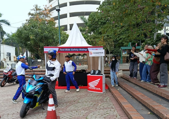 Antusias para peserta mengikuti edukasi keselamatan berkendara dari para instruktur safety riding Honda dalam kegiatan puncak SMC 2026.
