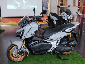 FORT 250 Adventure R-Pro merupakan model adventure QJMOTOR yang mengedepankan perpaduan antara teknologi pintar, konektivitas, kenyamanan, dan fitur keselamatan. Melalui Smart System, motor ini menawarkan pengalaman berkendara yang lebih terhubung dengan dukungan smartphone, NFC, voice command, navigasi, Bluetooth, serta berbagai pengaturan kendaraan yang dapat disesuaikan dengan kebutuhan pengendara.